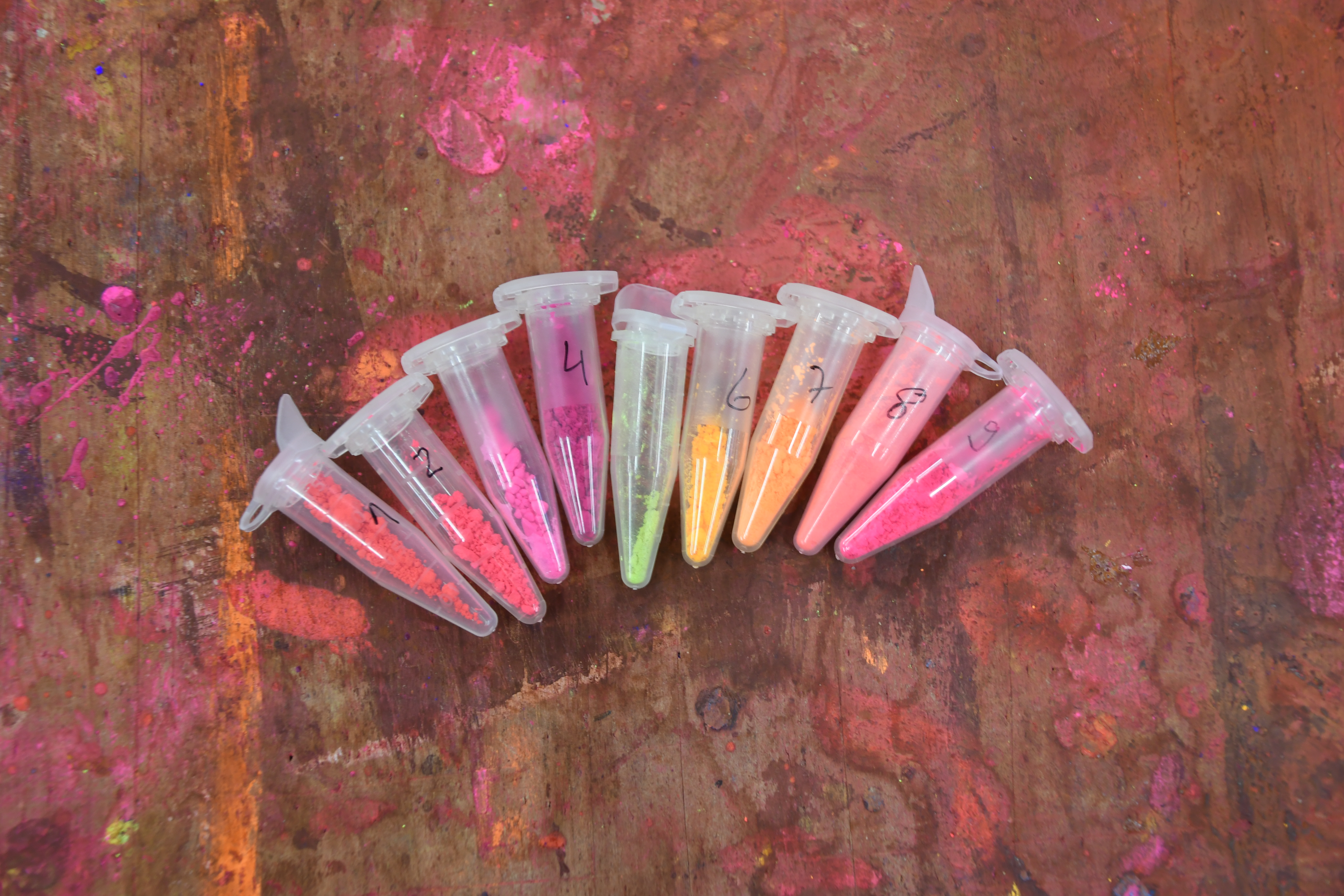 Samples of fluorescent pigments from the Geiger archive