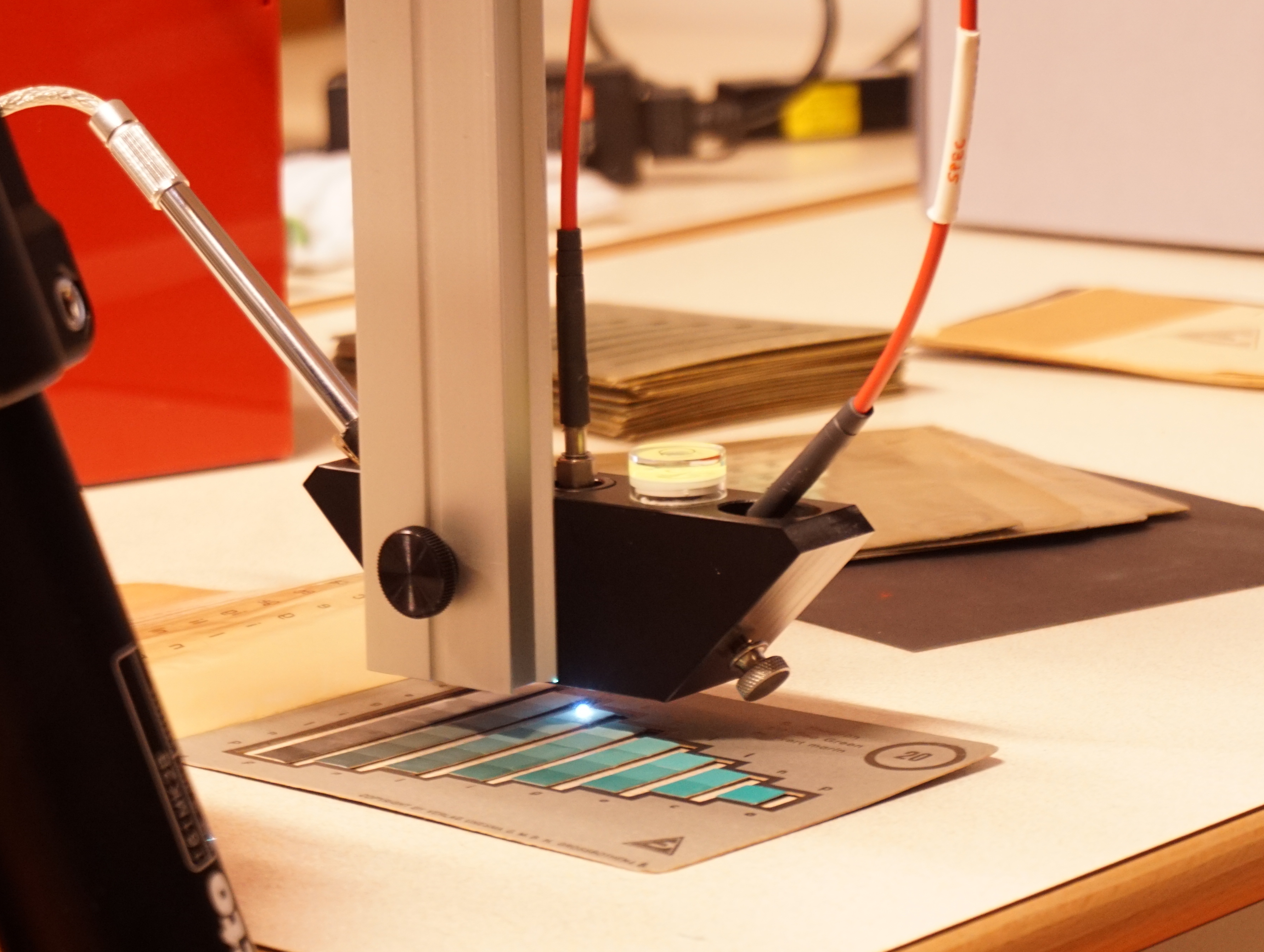Micofading-Test-System im Einsatz bei der Lichtechtheitsbestimmung an einer Farbkarte